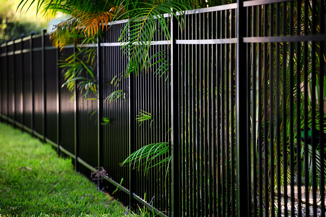 Quelle clôture pour se protéger du vis-à-vis sans s'enfermer avec un mur ?
